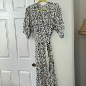NWT  OLIVACEOUS  short sleeve tie waist wrap around dress  Size Small